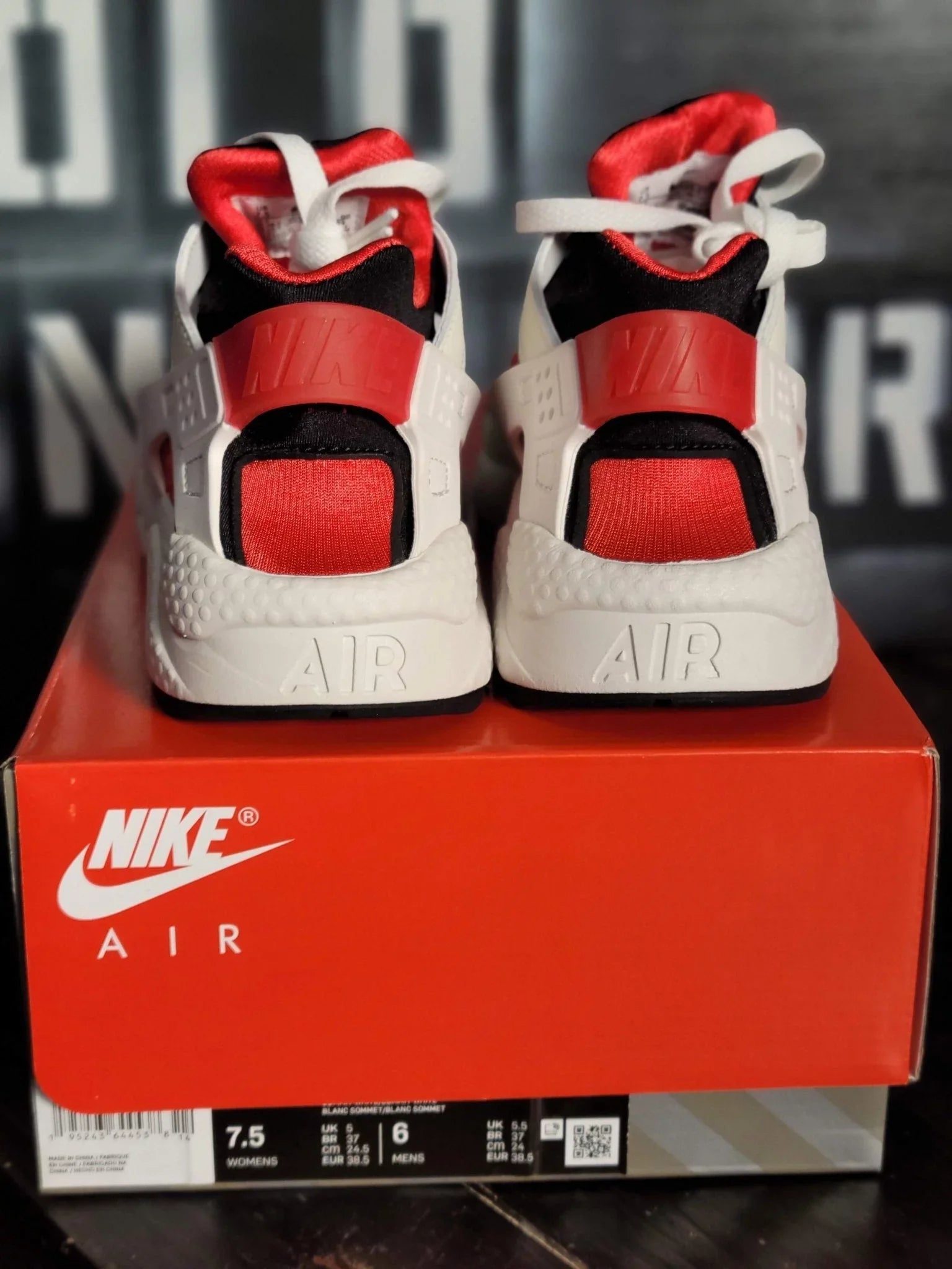 Nike Air Huarache Ivory/Red Running Sizehoes DH4439-103 Women 7.5