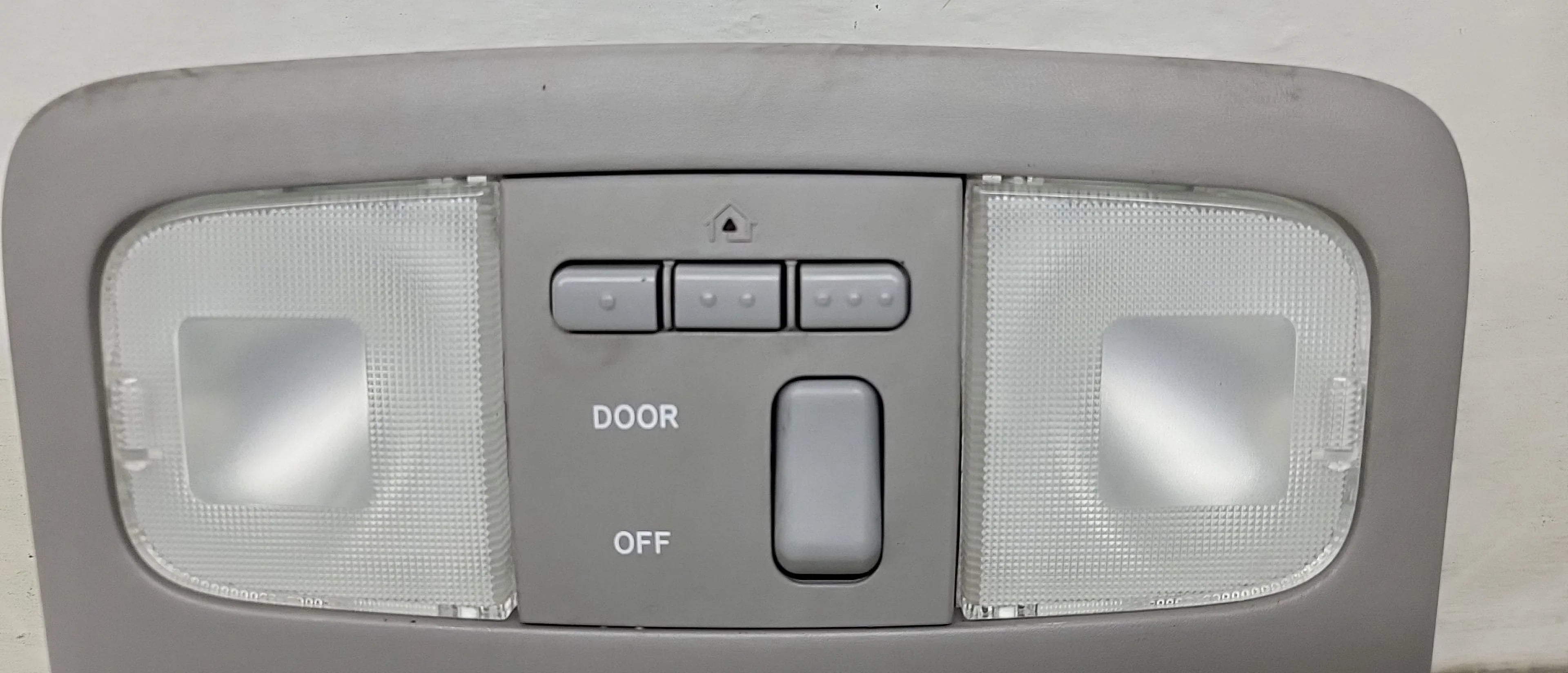 Pre-Owned 06 2006 Toyota Highlander Overhead Roof Console with Garage Door Opener OEM (Good)