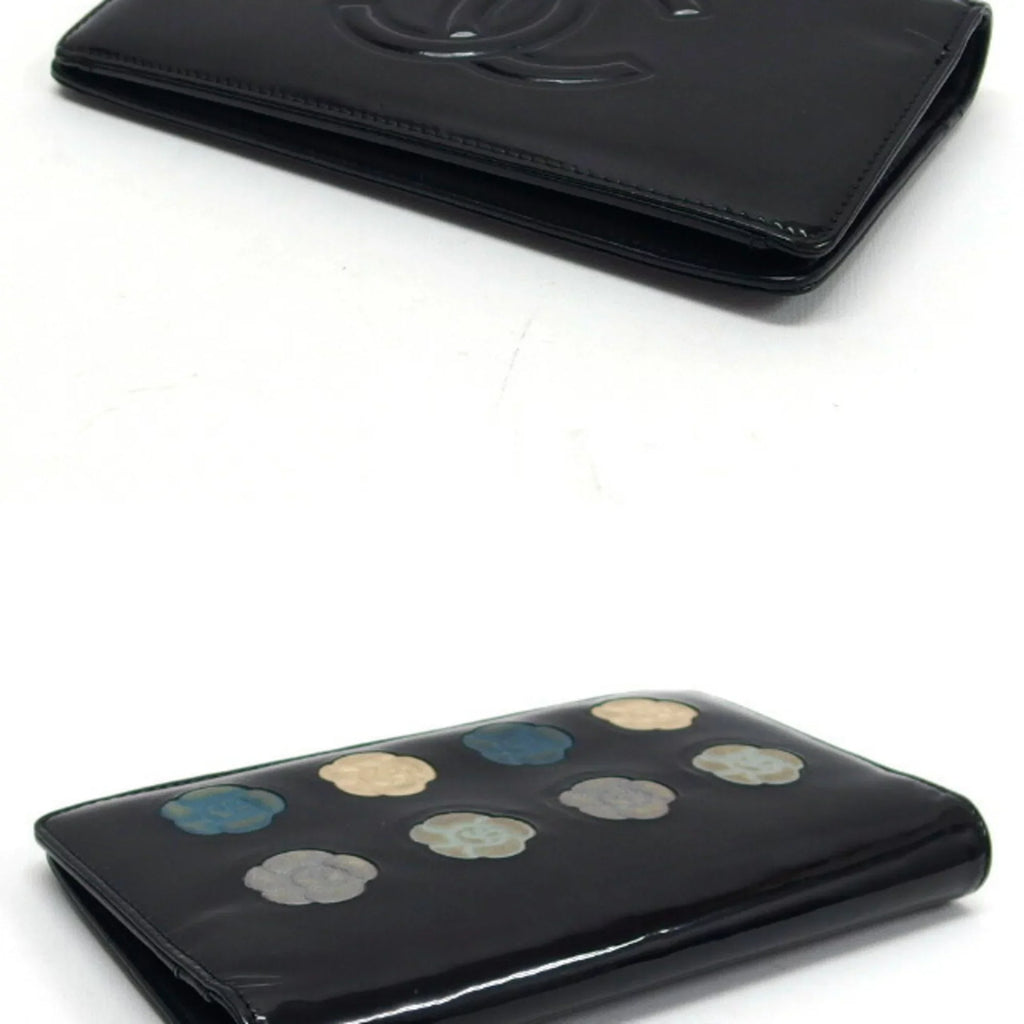 Pre-Owned Chanel camellia makeup palette bi-fold long wallet blue (Fair)
