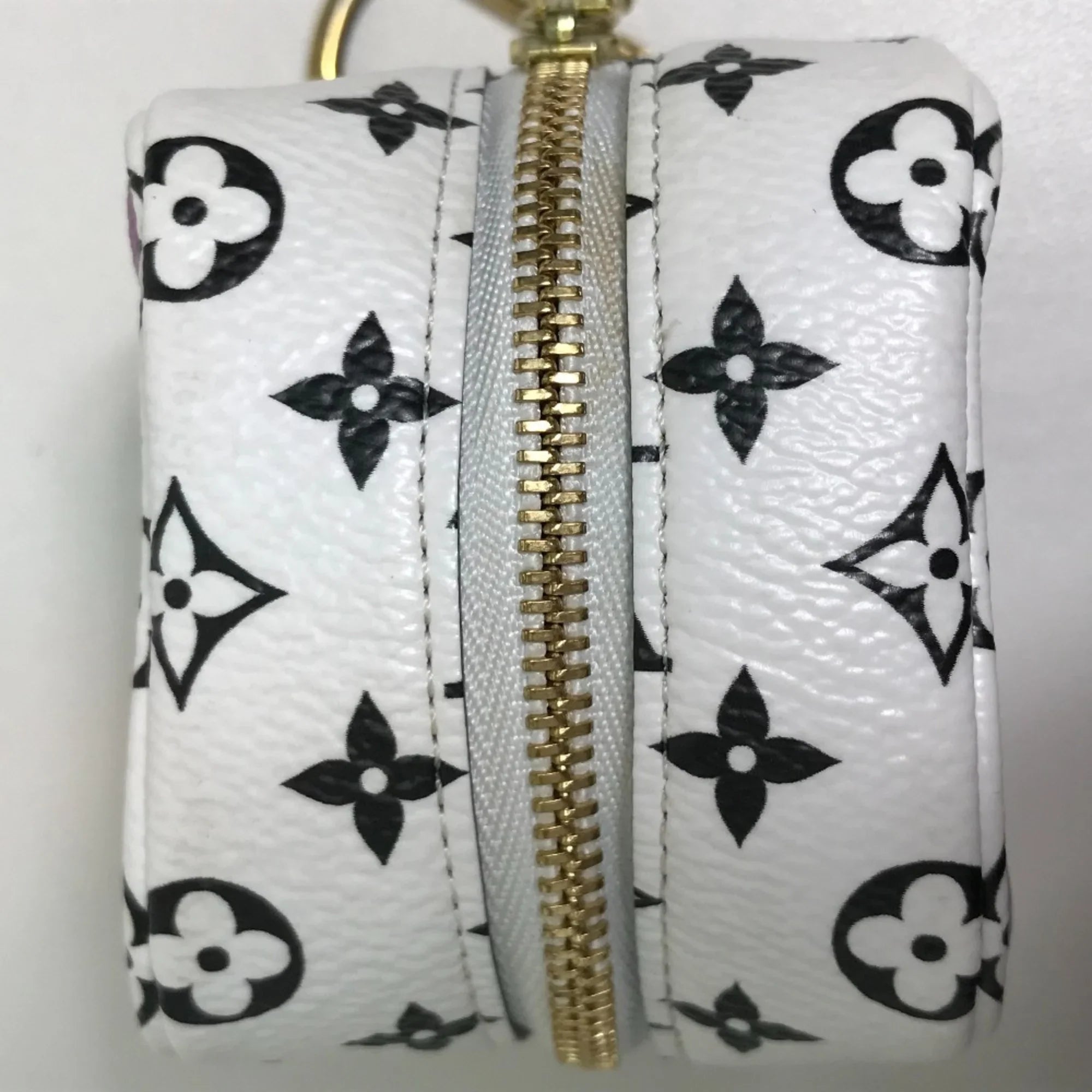 Pre-Owned LOUISize VUITTON M67669 Monogram Giant Portomone Cube Accessory Pouch Canvas Women's Ivory/Multicolor (Good)
